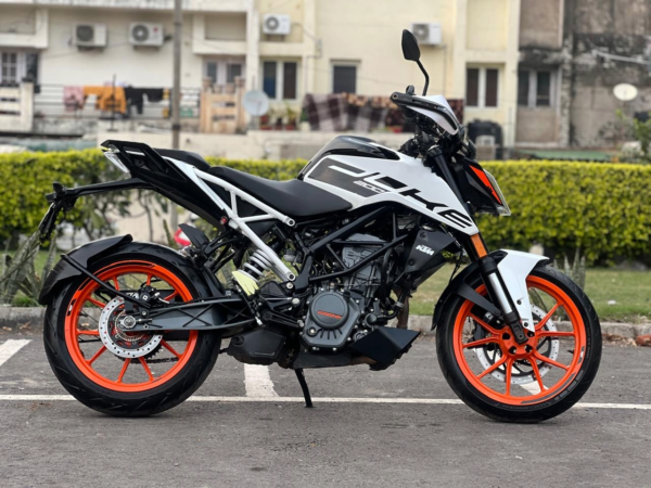 2022 KTM duke200