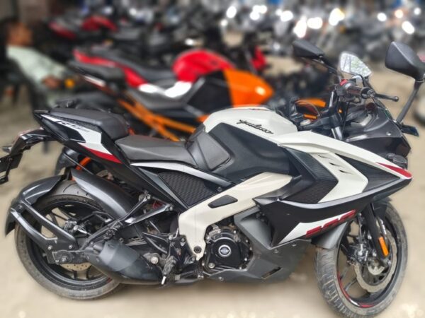 2024 Bajaj Pulsar RS200